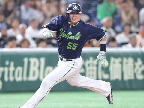 村上選手が激走で2点目のホームイン