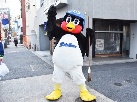 つば九郎が外苑前駅付近での清掃活動に登場！