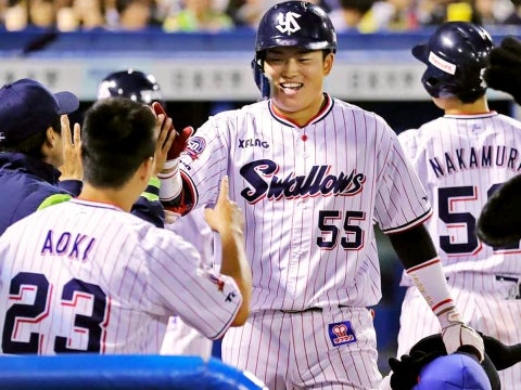 レフトスタンドへ飛び込む9号2ラン