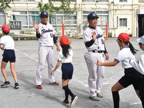 河端氏と徳山氏が目黒区立大岡山小学校で打ち方指導！