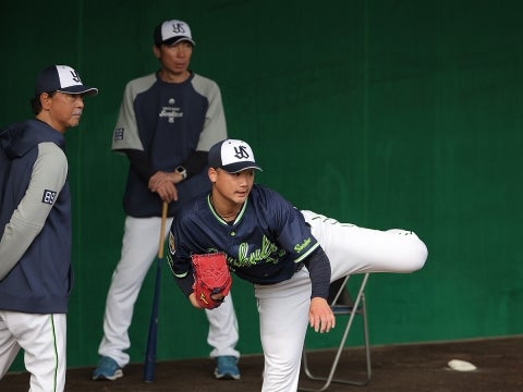 山下輝投手がブルペンで36球を投げ込む