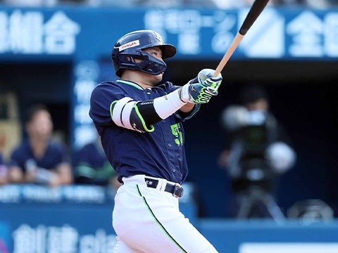 村上選手が逆転の32号2ランを放つ