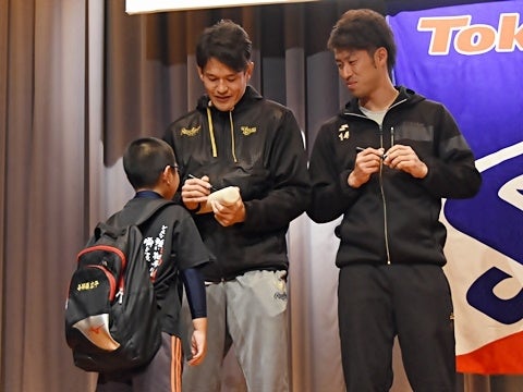 サイン入りバットをプレゼント