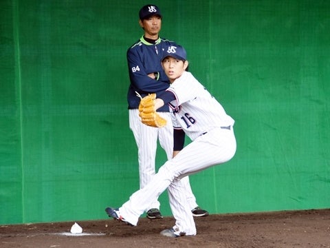 ブルペンで投げ込み