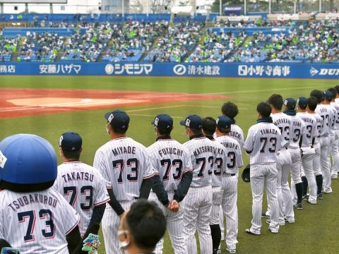 背番号「73」を着用