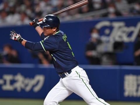 川端選手が代打で安打を放つ