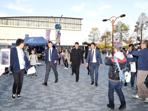 ファン、報道陣に囲まれ