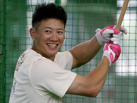 笑顔を見せる新加入の西川選手