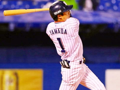 バックスクリーンへ飛び込む20号ソロ