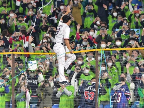 ファンの拍手に応える五十嵐投手