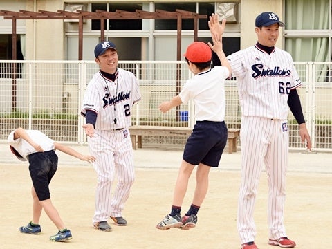 河端氏と徳山氏が品川区立戸越小学校で投げ方指導！