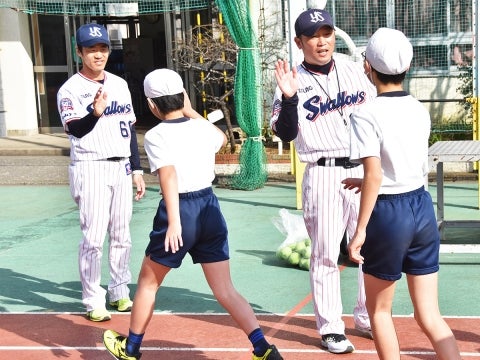 河端氏と三輪氏が新宿区落合第二小学校で投げ方指導！