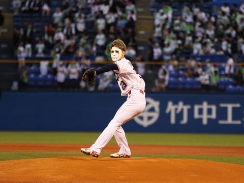 樽美酒研二さんが始球式に