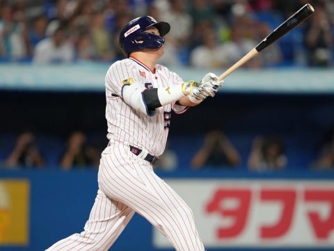 村上選手が2試合連発となる24号2ランを放つ