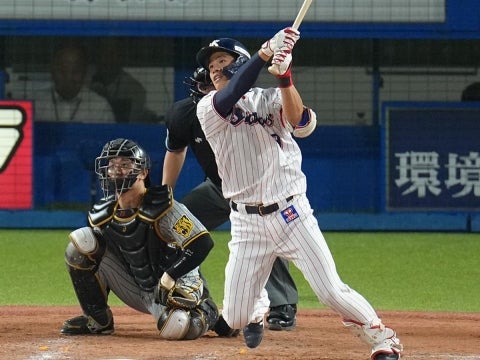 塩見選手が8号ソロを放つ