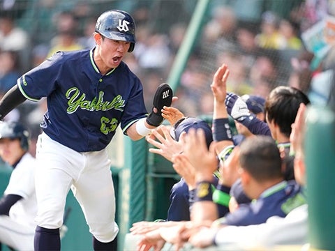 増田選手が勝ち越しの2点タイムリー三塁打を放つ