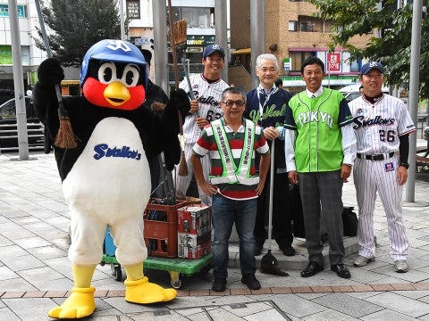 つば九郎が外苑前駅付近での清掃活動に参加！