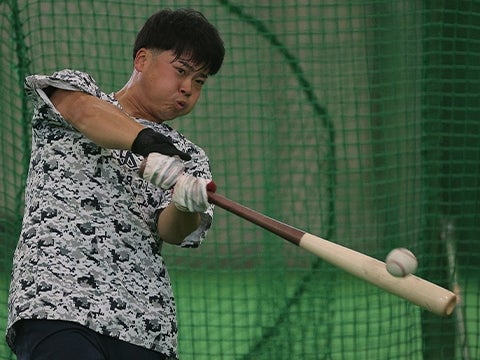 力強いスイングを見せる丸山和選手