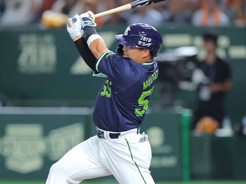 村上選手が先制打を放つ