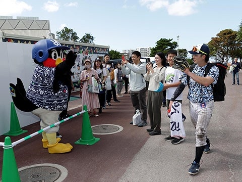 挨拶するつば九郎