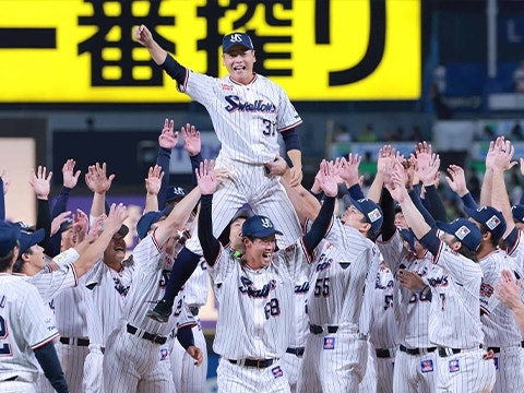 笑顔で胴上げされる山崎選手