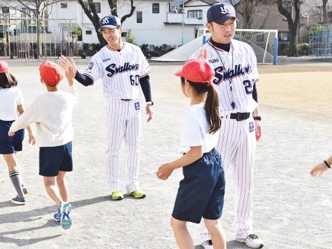 河端氏と三輪氏が昭島市立光華小学校で投げ方指導！