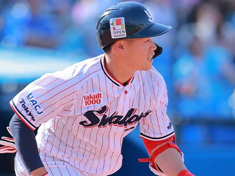 塩見選手が今季初ホームランを放つ