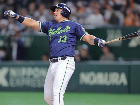 オスナ選手が先制の6号3ランを放つ