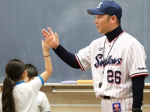 河端氏と徳山氏が文京区立汐見小学校で投げ方指導！
