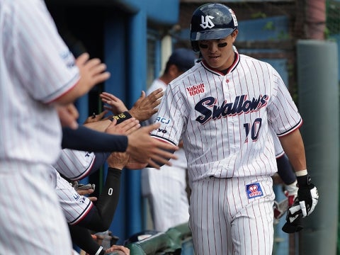 タイムリー内野安打を放った宮本選手