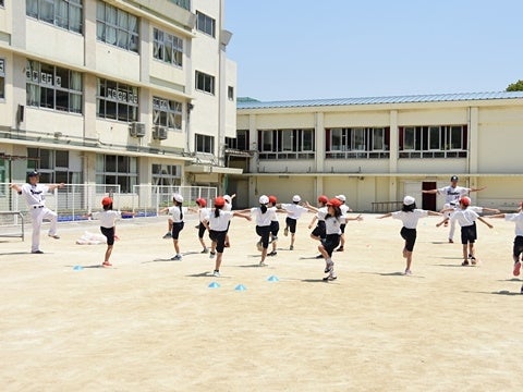 山部氏と河端氏が品川区立戸越小学校で投げ方指導！