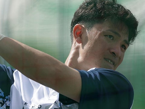 真剣な表情でバッティングする宮本選手