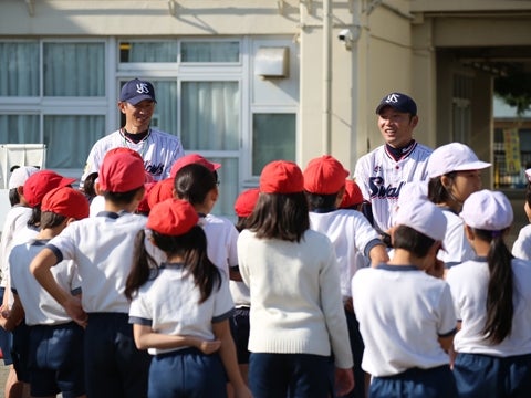 山部氏と河端氏が狛江市立狛江第六小学校で打ち方指導！