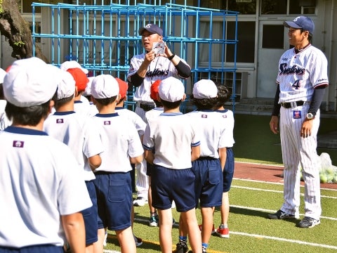 度会氏と河端氏が渋谷区立富谷小学校で投げ方指導！