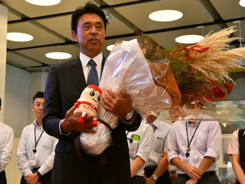 小川前監督が根岸オーナーへシーズン終了を報告