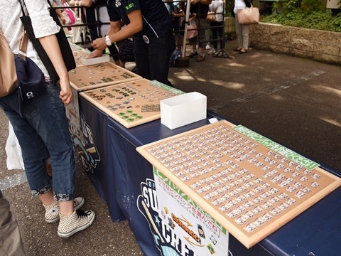 CREWピンバッジ交換エリア