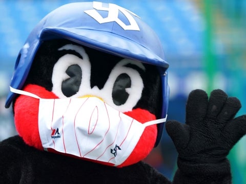 つば九郎もマスク姿で