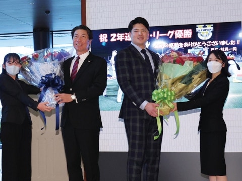 髙津監督、村上選手がシーズン終了を報告