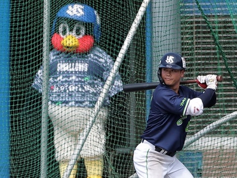 練習を見守るつば九郎