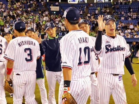 勝利のハイタッチ