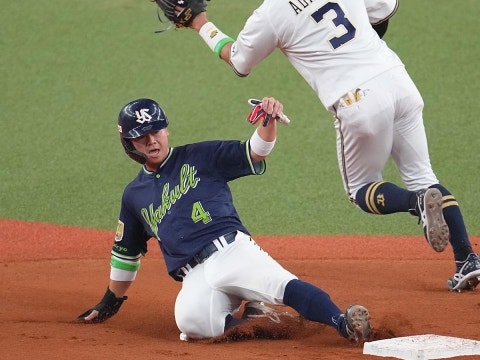 丸山和選手がマルチ安打＆盗塁を決める活躍！