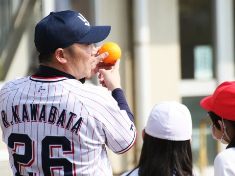 河端氏と徳山氏が東京都瑞穂町立瑞穂第三小学校で投げ方指導！