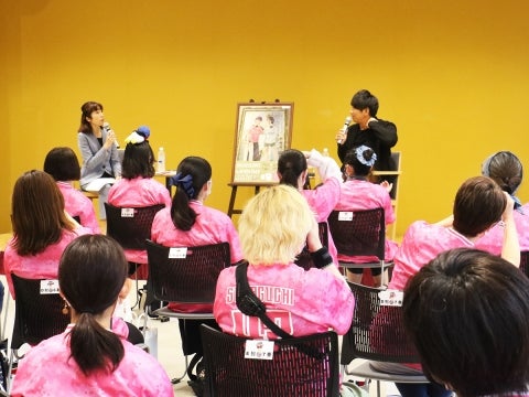 女性ファンに囲まれ…