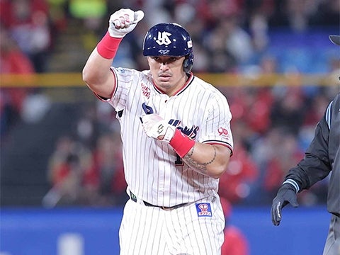 オスナ選手が先制のタイムリー二塁打を放つ