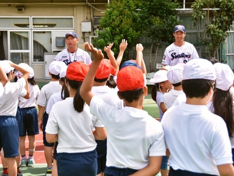 河端氏と徳山氏が港区立南山小学校で投げ方指導！
