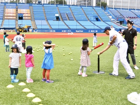 近隣地域の園児を招待し、神宮球場のグラウンドを開放！