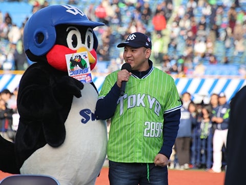 天に向かってつば九郎