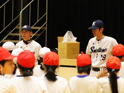 山部氏と河端氏が港区立白金の丘小学校で打ち方指導！