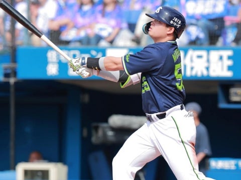 村上選手が一時勝ち越しとなる7号2ランを放つ