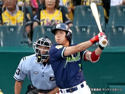 両リーグ一番乗りとなる30号3ラン